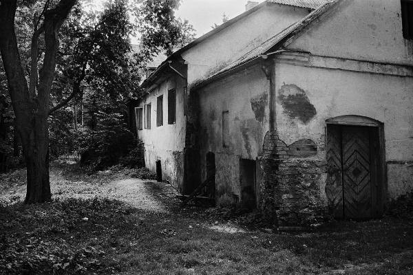 Dagilynės dvaras. Prie dvaro rūmų pristatytas vieno aukšto mūrinis pastatas. Vido Dulkės nuotrauka, 9 dešimtmetis